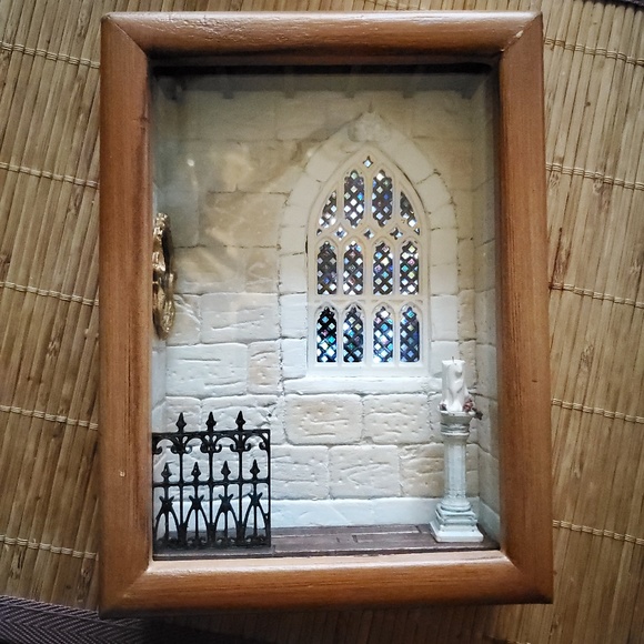 The Cathedral Window Diorama | Battery Operated Lit Stain Glass Window | Candle - Picture 1 of 12